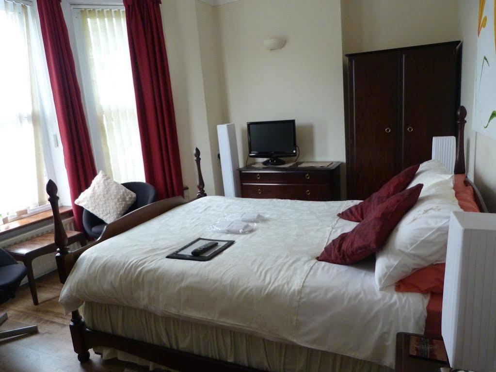 Oaklands House - Adults Only Hotel Brading Exterior photo